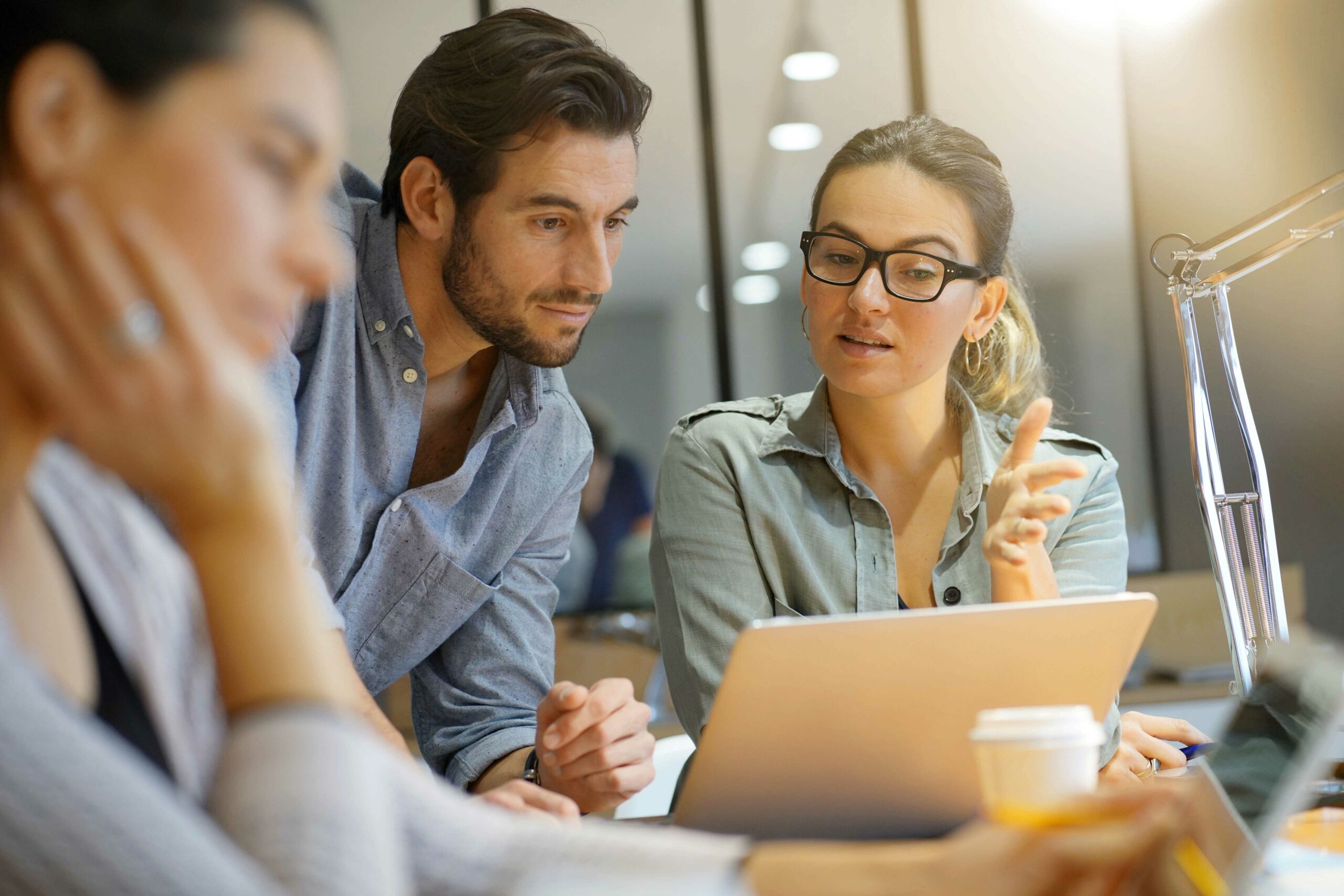 Collègues travaillant sur MyColl dans un espace moderne de co-travail